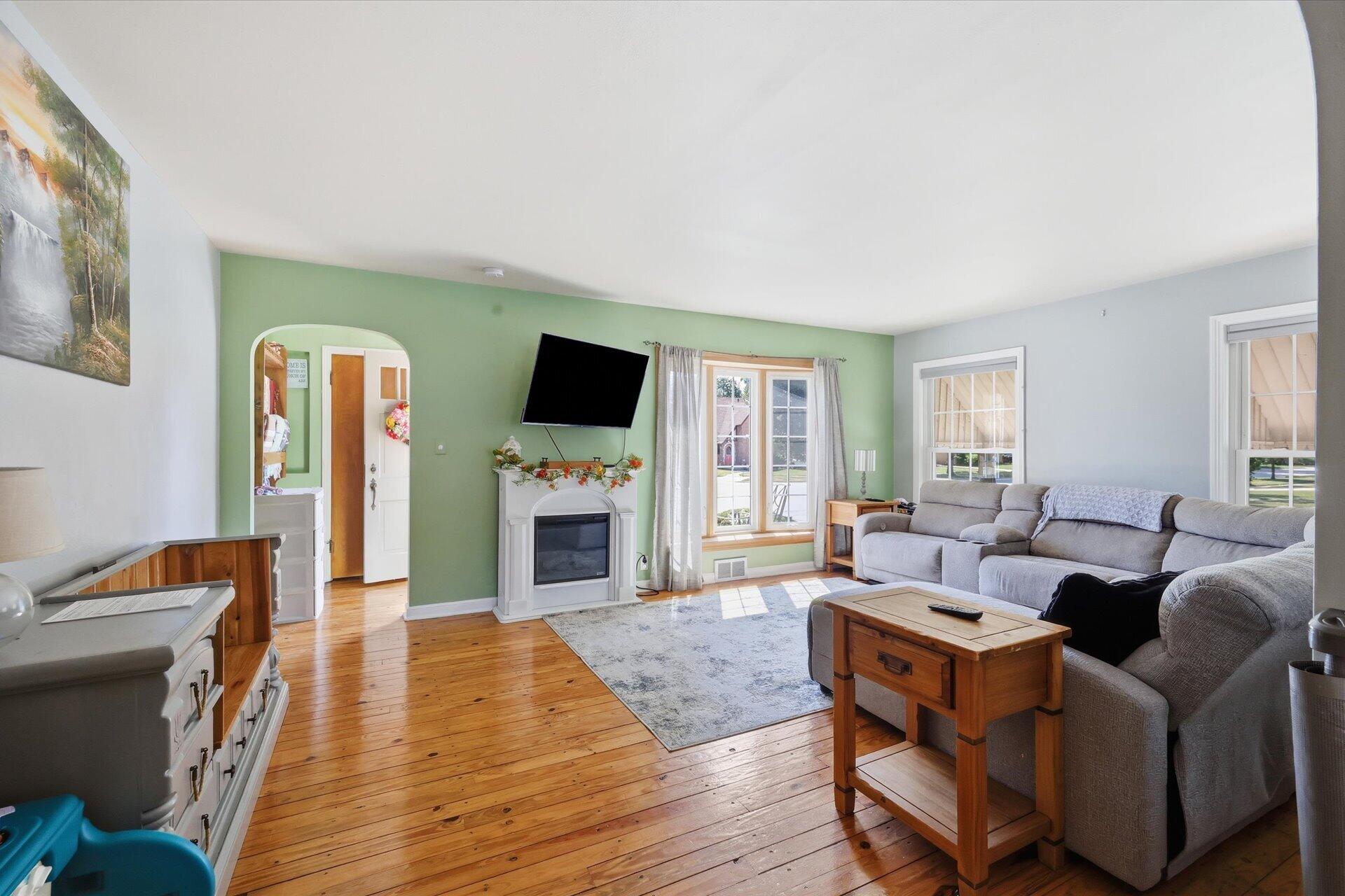 1036 Russet Street Racine, WI 53405 - Photo 6 of 25 Family Room