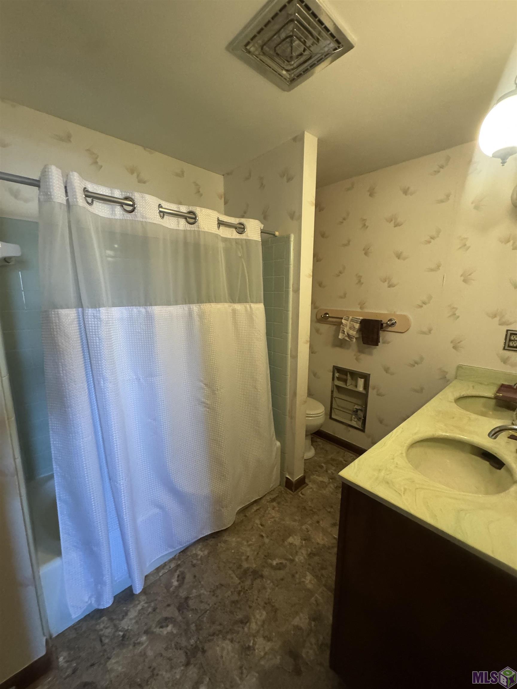 209 Blount Road Baton Rouge, LA 70807 - Photo 13 of 18 bathroom