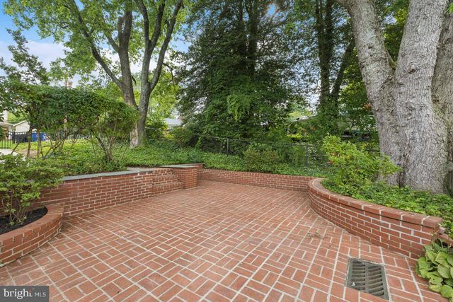 a view of a pathway with a house