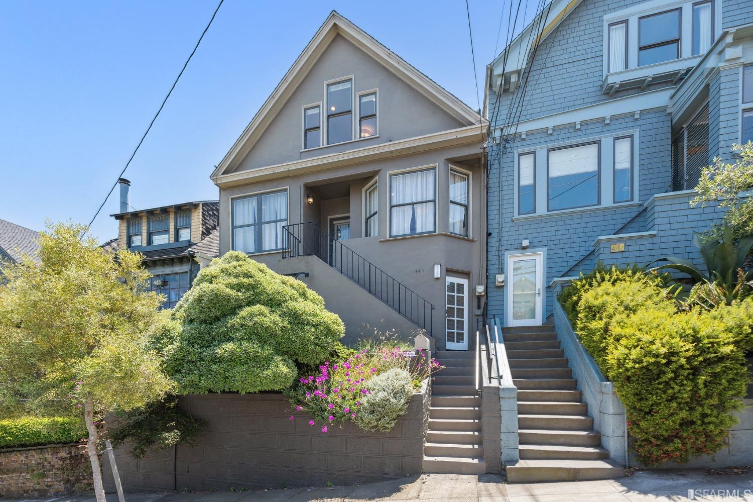 445 Clipper Street San Francisco, CA 94114 - Photo 2 of 62 a front view of a house