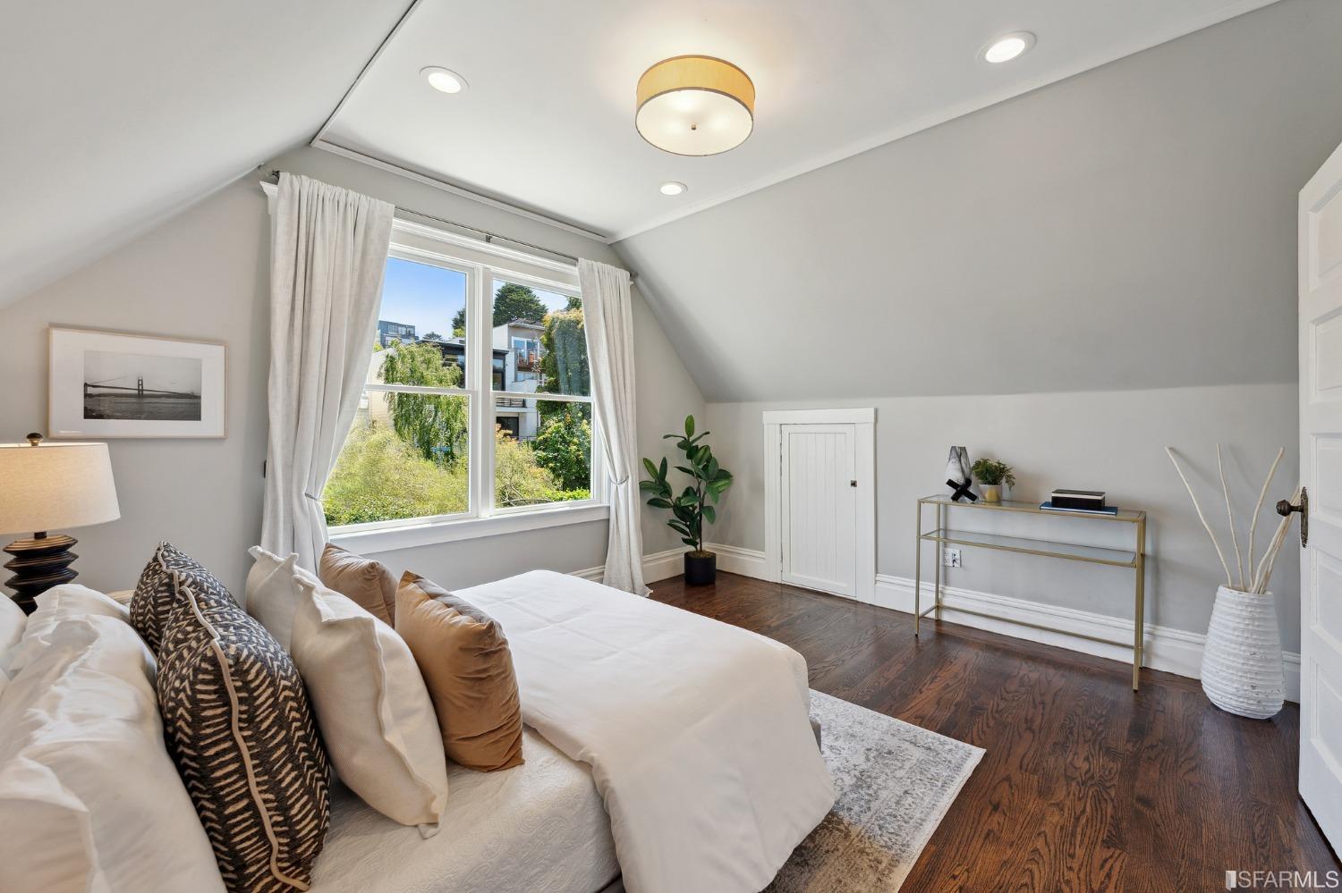 445 Clipper Street San Francisco, CA 94114 - Photo 32 of 62 a bed room with a bed and a window