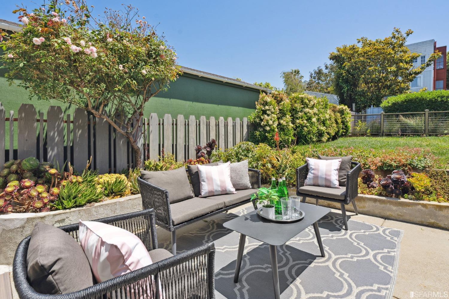 445 Clipper Street San Francisco, CA 94114 - Photo 59 of 62 a view of a chairs and table in the patio