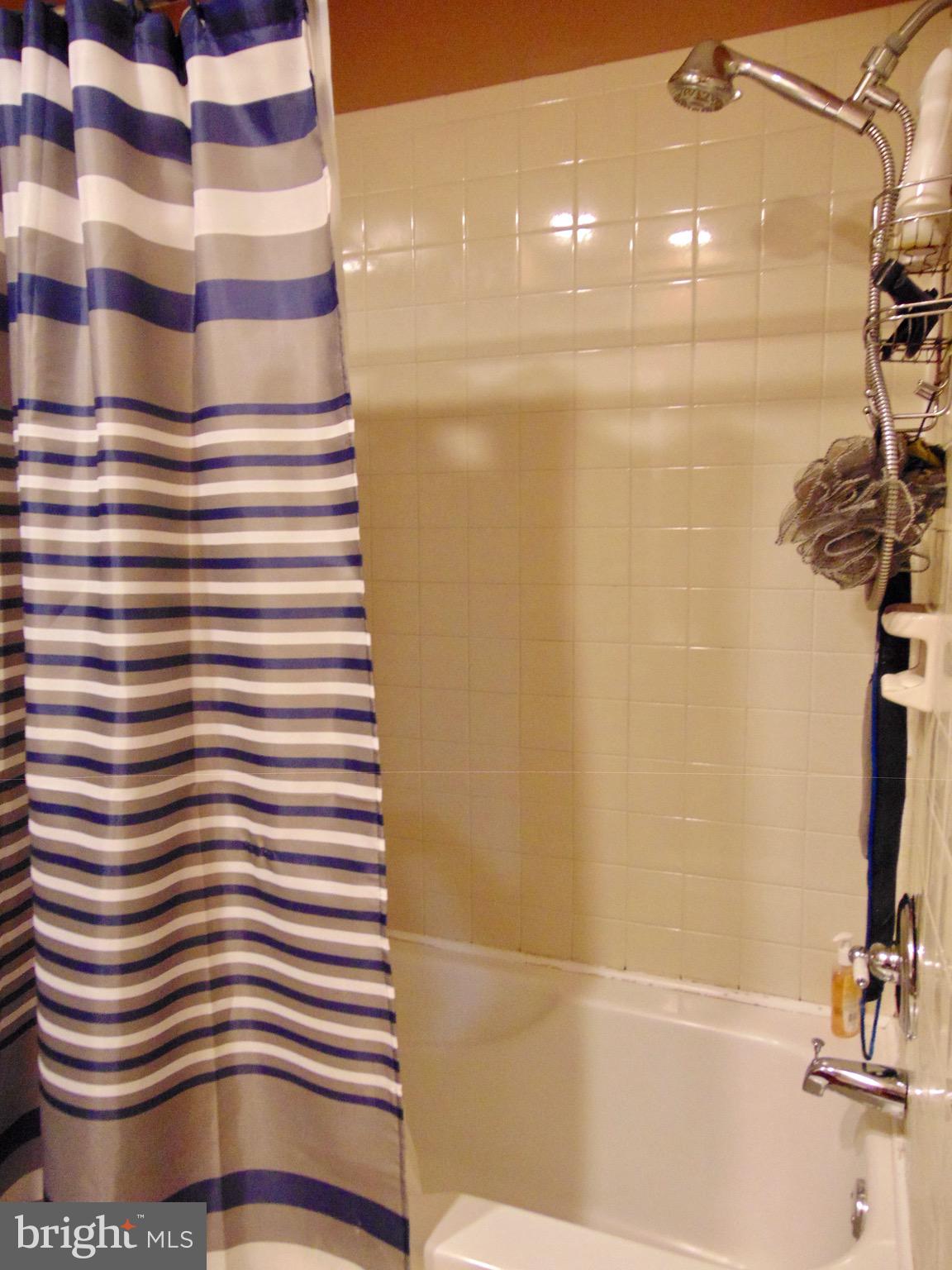 9481 Woodbridge Road Philadelphia, PA 19114 - Photo 28 of 32 Second Floor Bath