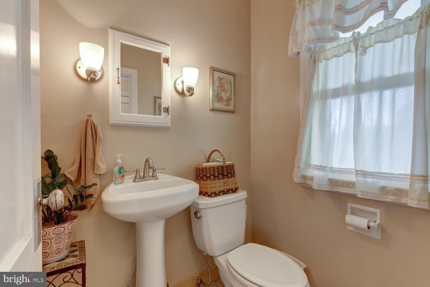 649 South York Road Hatboro, PA 19040 - Photo 14 of 41 Powder room