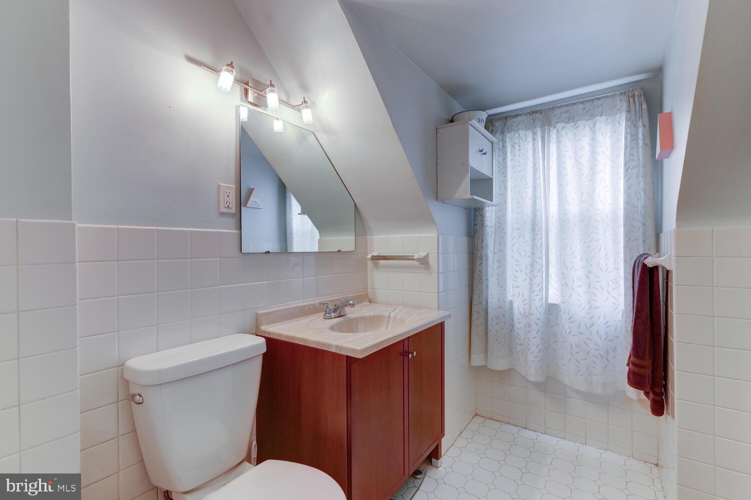 649 South York Road Hatboro, PA 19040 - Photo 22 of 41 Full bath