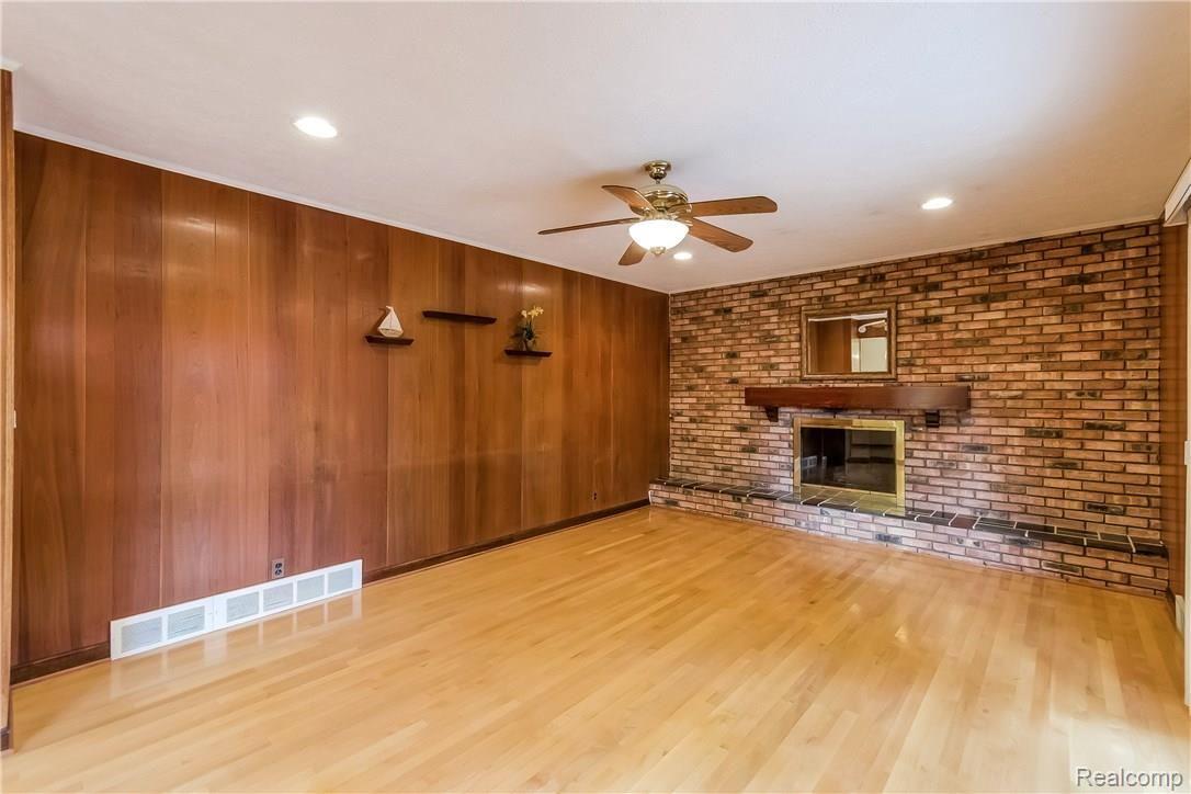 642 Perrien Place Grosse Pointe, MI 48236 - Photo 15 of 44 015-Family_Room-2185675-large.jpg