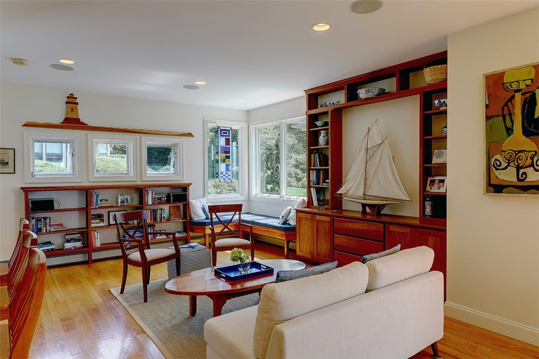 11 Shore Road Bristol, RI 02809 - Photo 23 of 40 Family Room