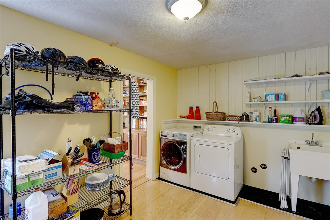 11 Shore Road Bristol, RI 02809 - Photo 24 of 40 Mud Room/Laundry area