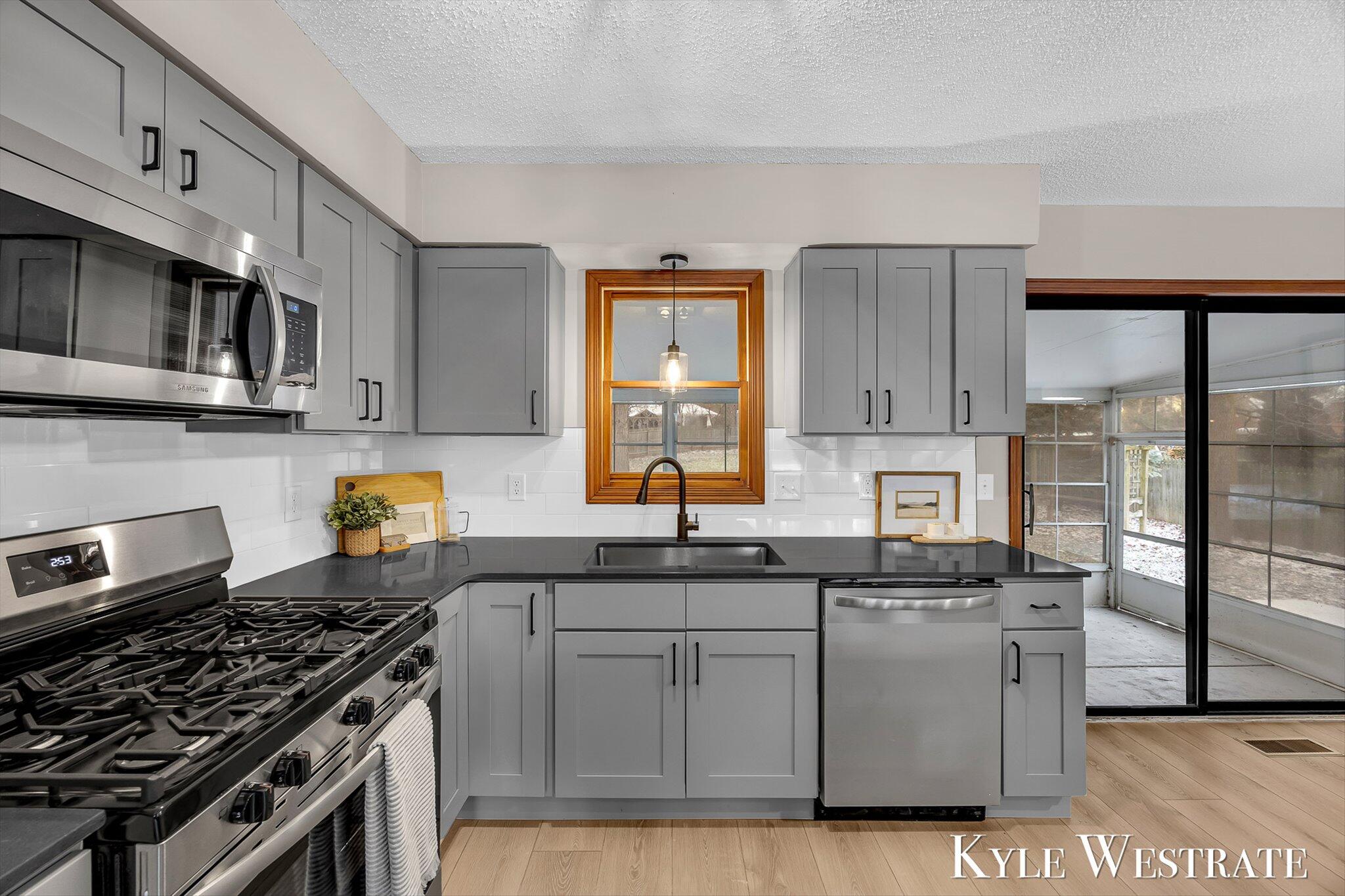 3425 Cascade Road Southeast Grand Rapids, MI 49546 - Photo 12 of 34 07-K1J17826