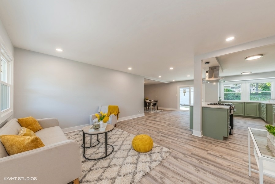 1476 Dennison Road Hoffman Estates, IL 60169 - Photo 3 of 25 Gallery Image 3