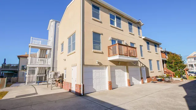 $2,200 | 10 North Adams Avenue, Unit 3, Margate City, NJ 08402