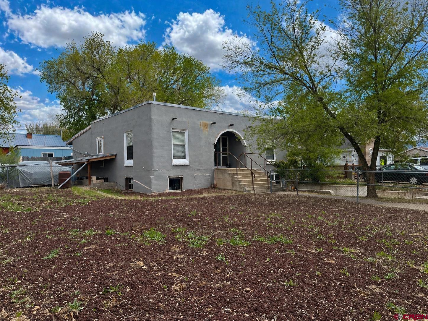 a view of a house with a yard