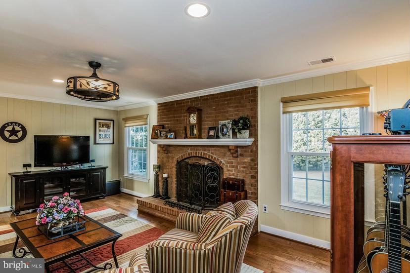 112 Hamilton Road Sterling, VA 20165 - Photo 13 of 27 Family Room