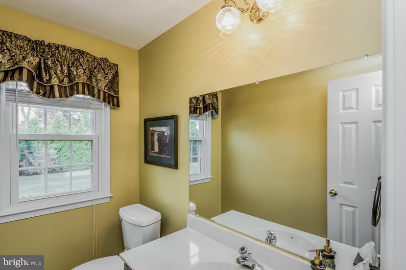 112 Hamilton Road Sterling, VA 20165 - Photo 16 of 27 Bath