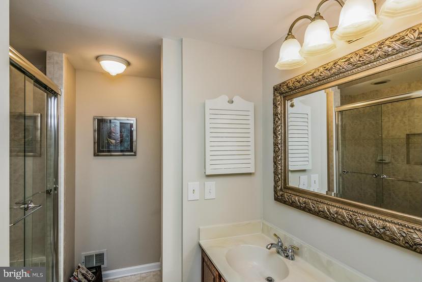 112 Hamilton Road Sterling, VA 20165 - Photo 18 of 27 Bath (Master)