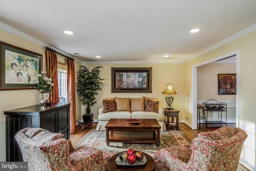 112 Hamilton Road Sterling, VA 20165 - Photo 4 of 27 Living Room