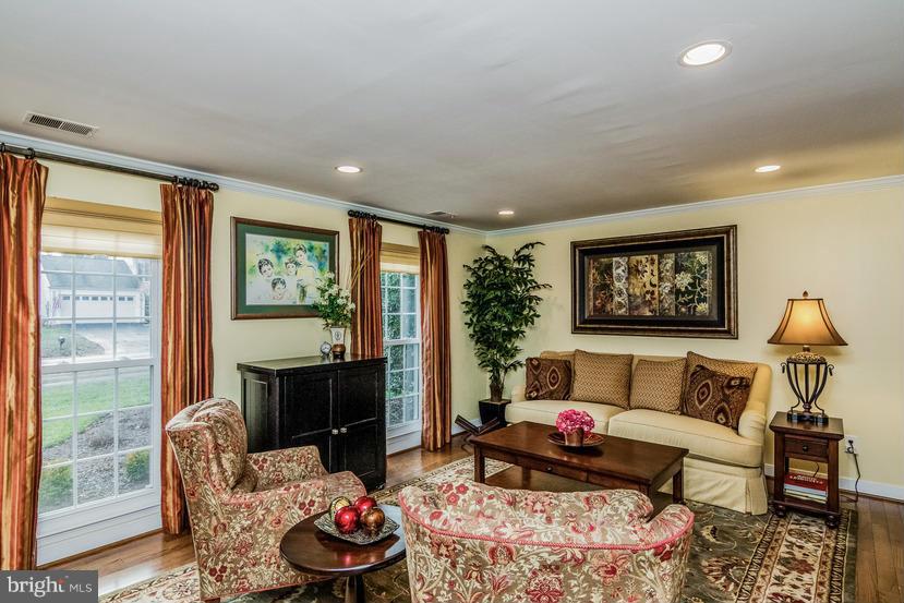 112 Hamilton Road Sterling, VA 20165 - Photo 5 of 27 Living Room