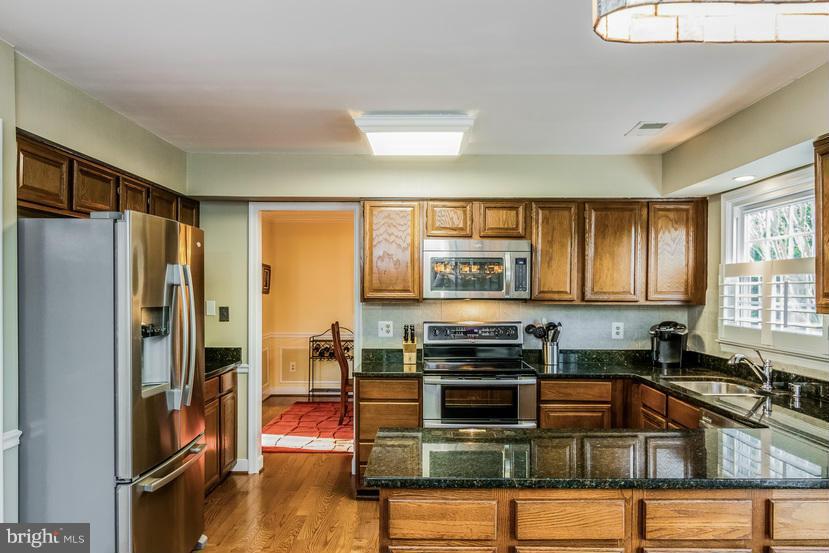 112 Hamilton Road Sterling, VA 20165 - Photo 8 of 27 Kitchen