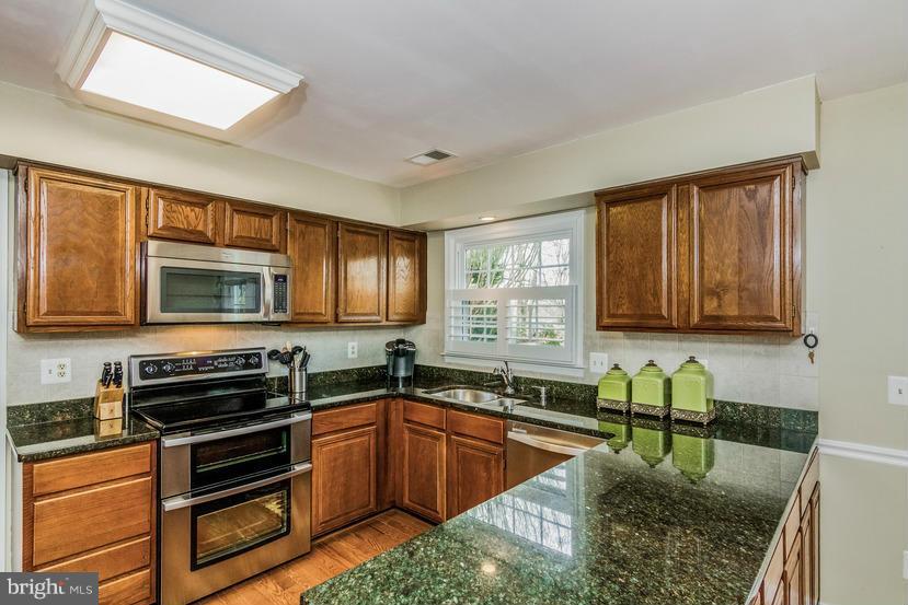 112 Hamilton Road Sterling, VA 20165 - Photo 9 of 27 Kitchen