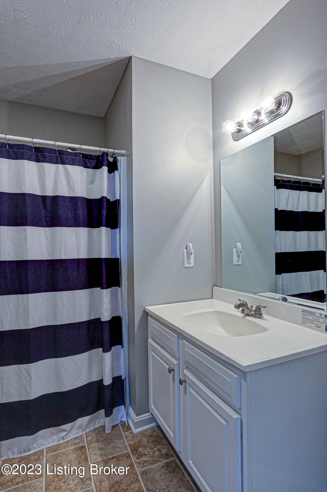 11104 Meadow Run Road Louisville, KY 40229 - Photo 20 of 39 Primary Bath 1