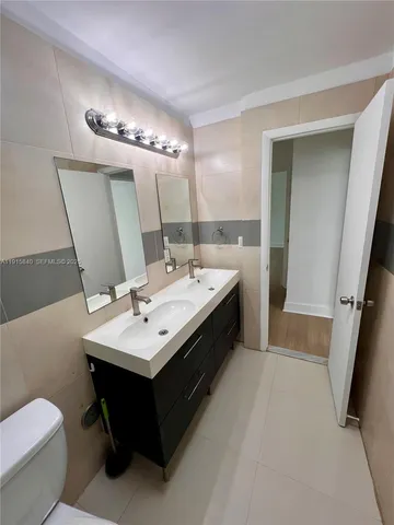 $2,300 | 1198 Marseille Drive, Unit 4, Miami Beach, FL 33141