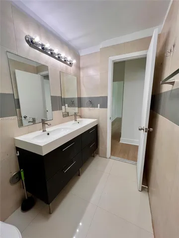 $2,300 | 1198 Marseille Drive, Unit 4, Miami Beach, FL 33141