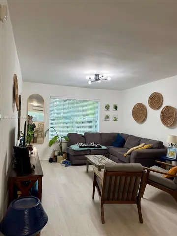 $2,300 | 1198 Marseille Drive, Unit 4, Miami Beach, FL 33141