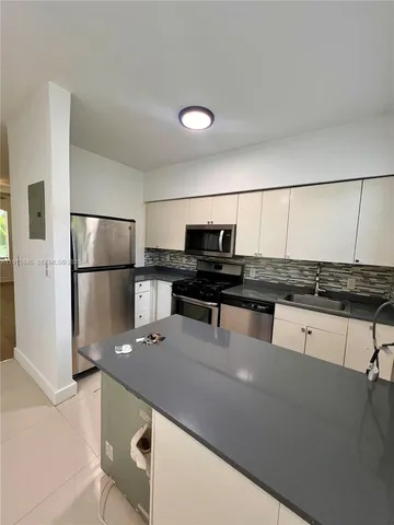 $2,300 | 1198 Marseille Drive, Unit 4, Miami Beach, FL 33141