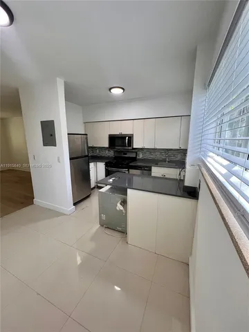 $2,300 | 1198 Marseille Drive, Unit 4, Miami Beach, FL 33141