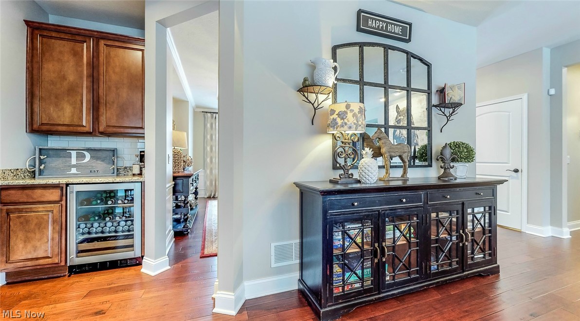 7450 Mystic Ridge Road Chagrin Falls, OH 44023 - Photo 6 of 34 A custom butler's pantry between dining room and great room