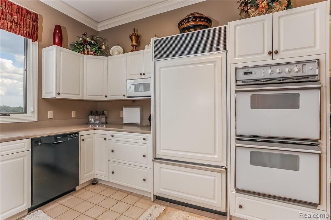 4815 Sheldon Road Rochester, MI 48306 - Photo 21 of 83 033-Kitchen-3129683-medium.jpg