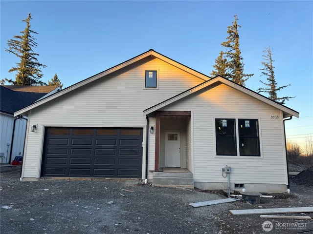 a view of a house with yard