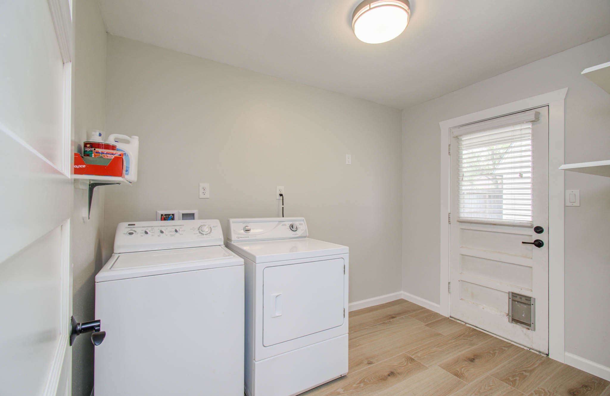 9002 Railton Street Houston, TX 77080 - Photo 13 of 32 a utility room with dryer and washer
