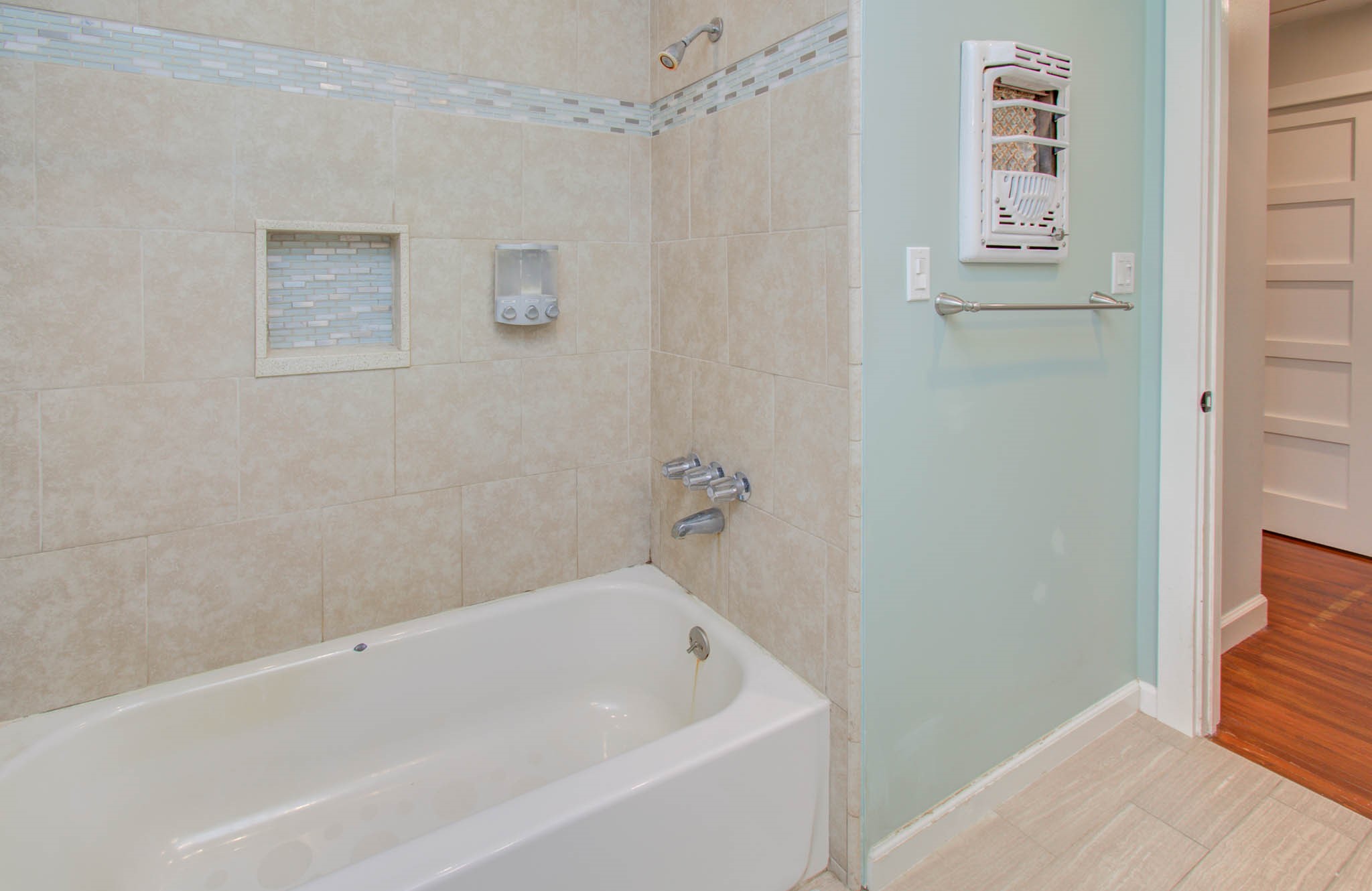 9002 Railton Street Houston, TX 77080 - Photo 23 of 32 a bathroom with a bathtub