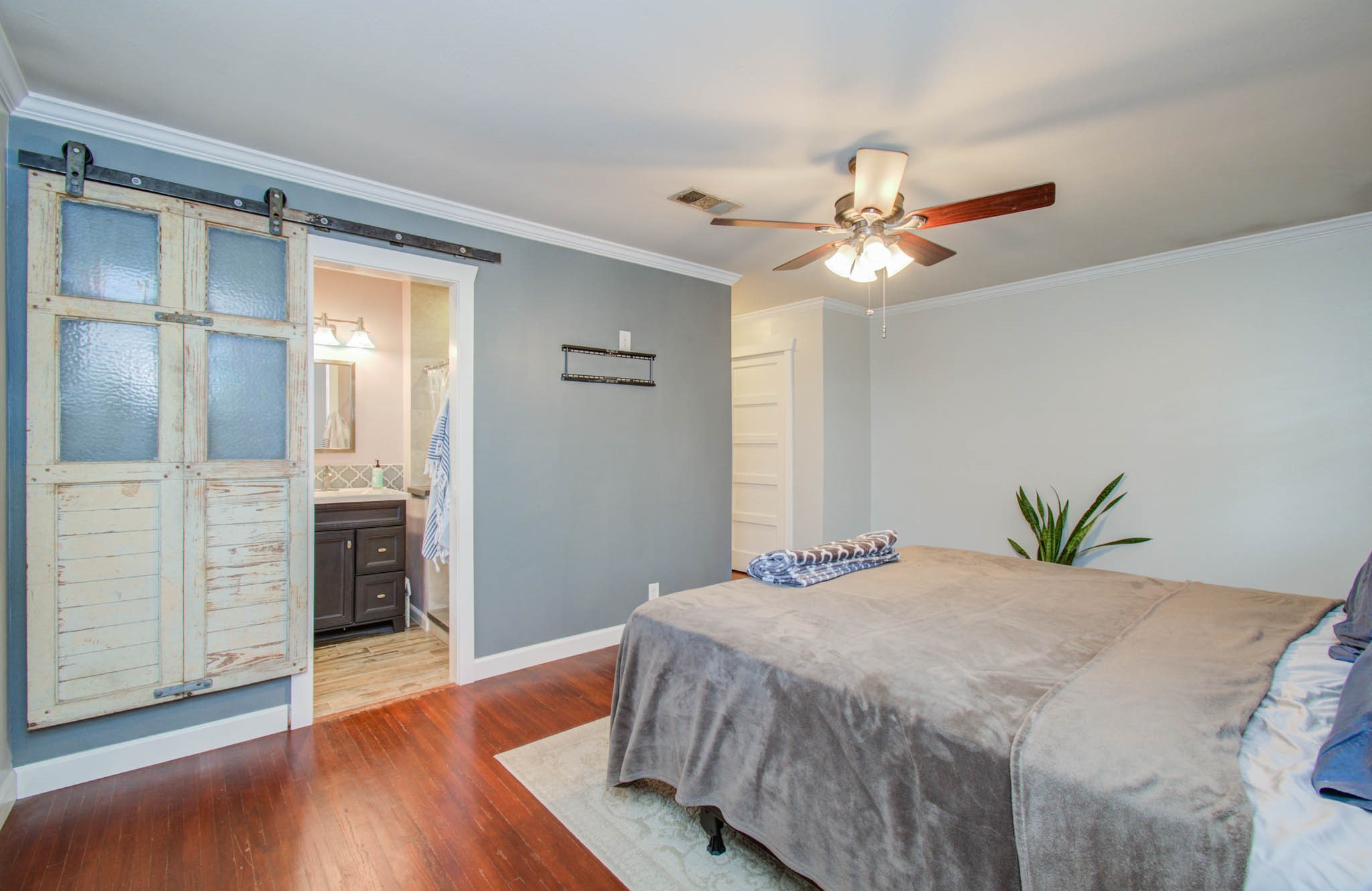 9002 Railton Street Houston, TX 77080 - Photo 25 of 32 a bedroom with a large bed and ceiling fan