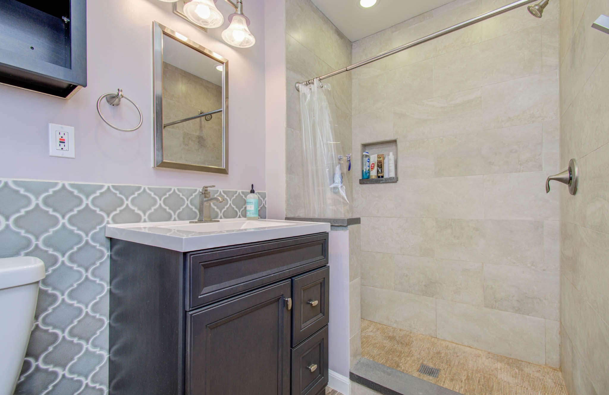 9002 Railton Street Houston, TX 77080 - Photo 27 of 32 a bathroom with a sink and a mirror