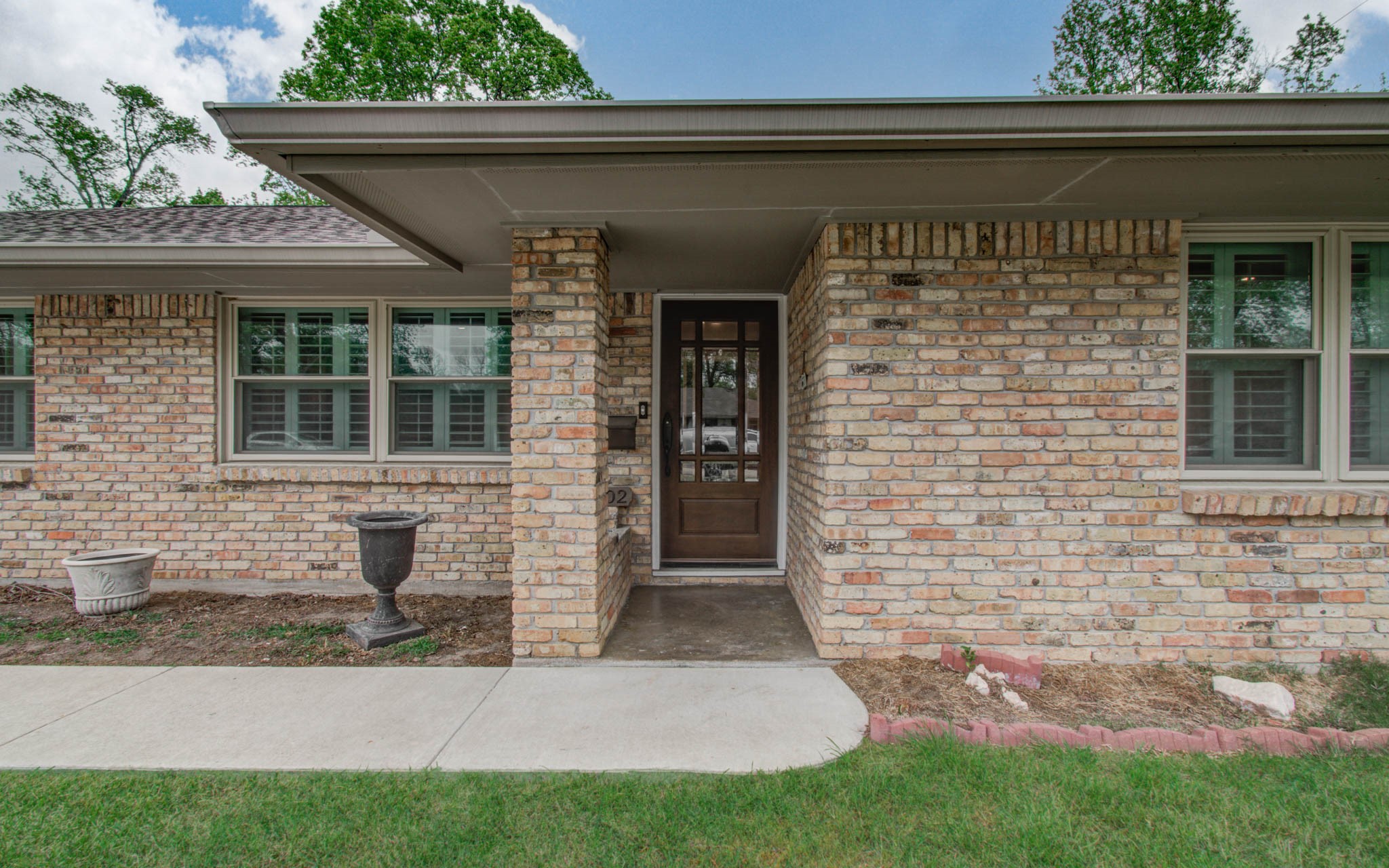 9002 Railton Street Houston, TX 77080 - Photo 3 of 32 a front view of a house with a garden