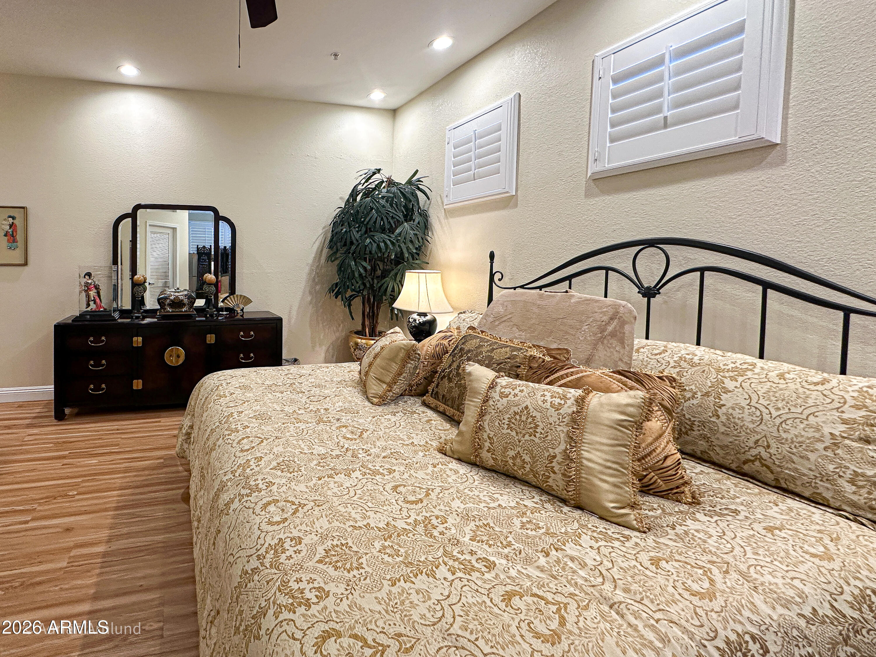 7222 East Gainey Ranch Road, Unit 224 Scottsdale, AZ 85258 - Photo 20 of 42 a bedroom with a bed window and dresser