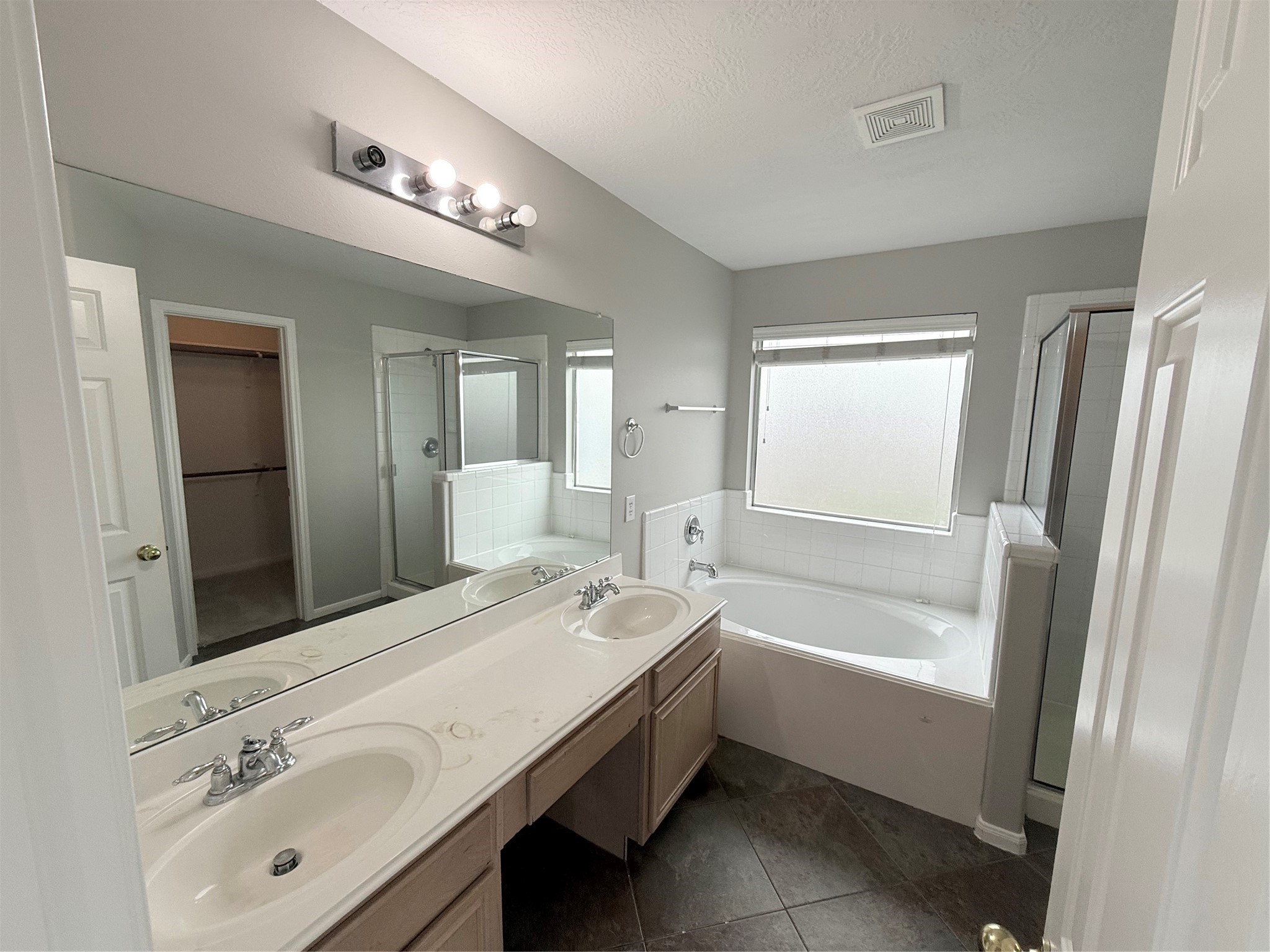 21514 Juniper Meadows Drive Spring, TX 77388 - Photo 20 of 35 21514 Juniper Meadow Primary Bedroom & ensuite bath