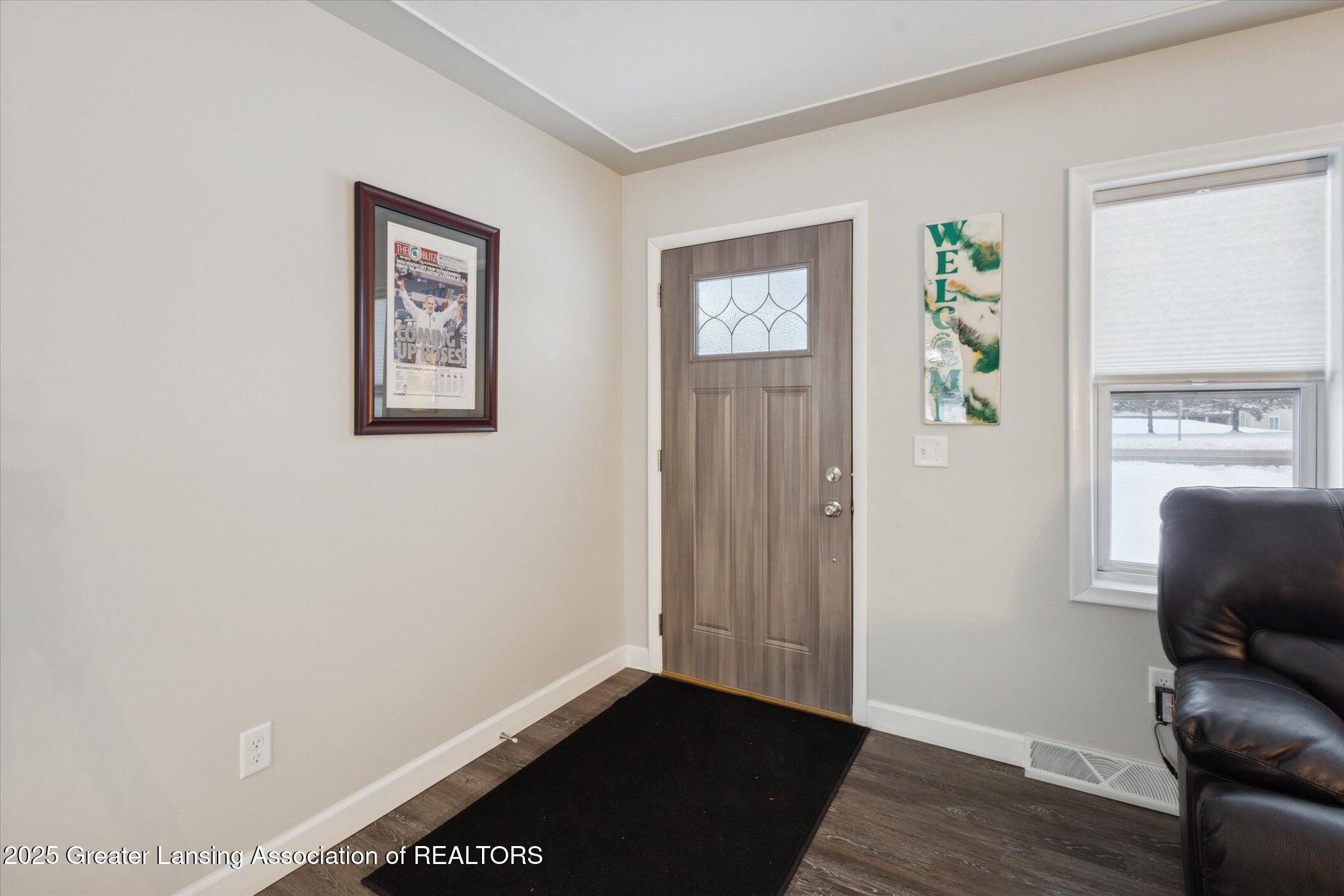 611 South Canal Road Lansing, MI 48917 - Photo 5 of 34 07-611 S Canal Rd Lansing, MI 48917-Win