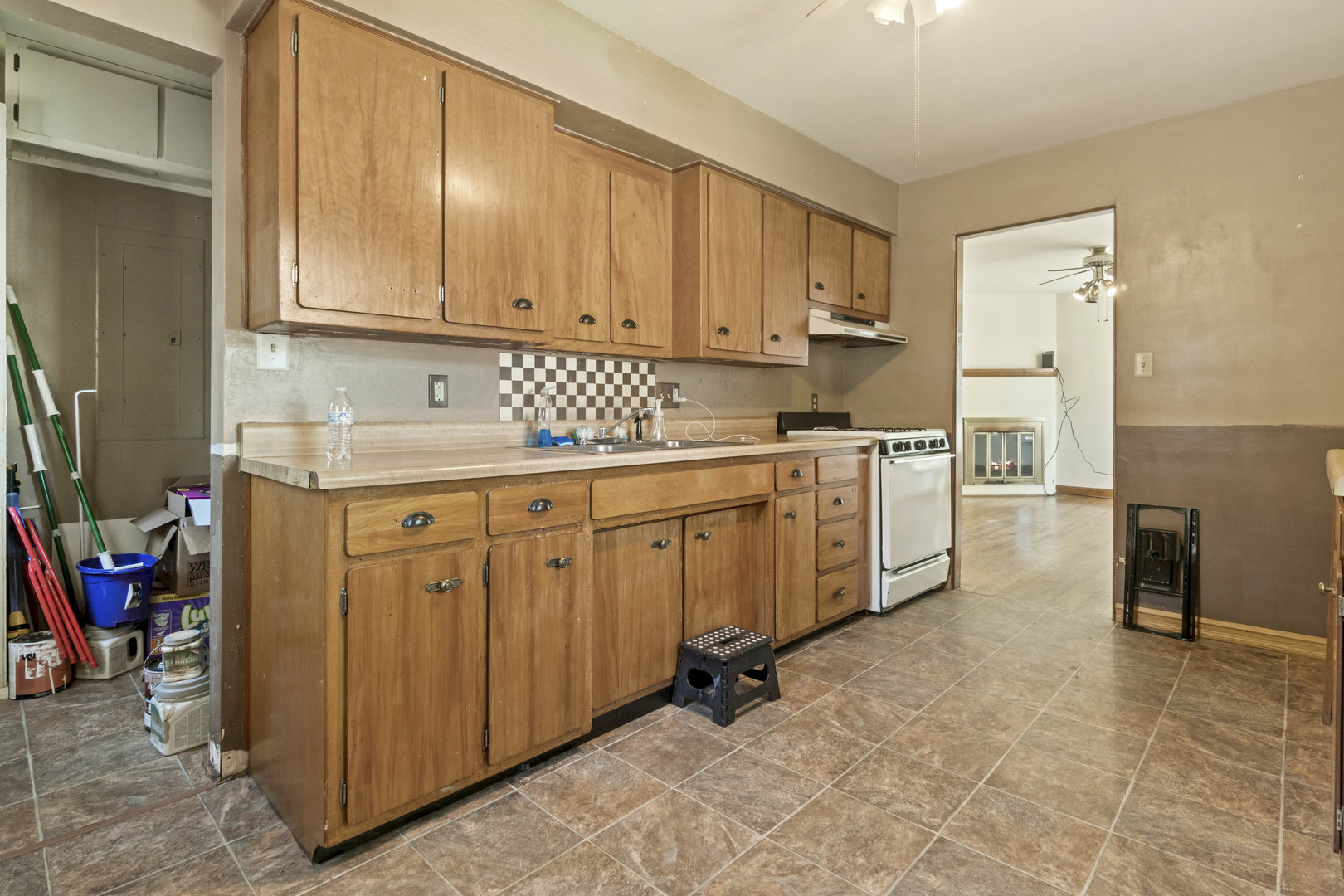 1548 South 5th Avenue Kankakee, IL 60901 - Photo 7 of 18 a utility room with cabinets