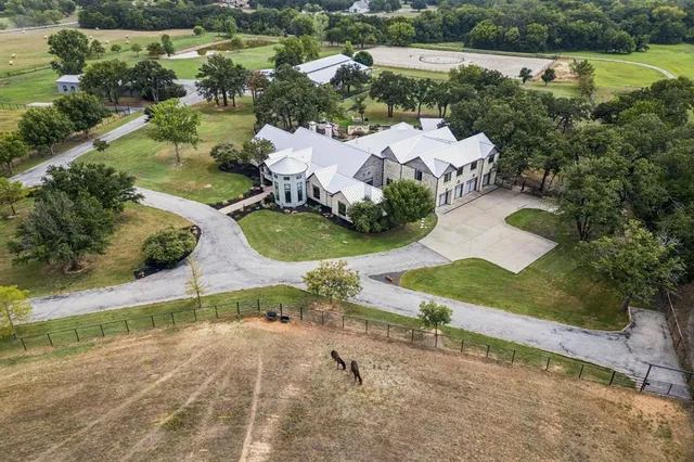 a view of a garage with wooden roof