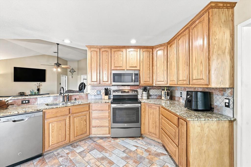 11555 Plainview Road Krum, TX 76249 - Photo 15 of 40 Gallery Image 15