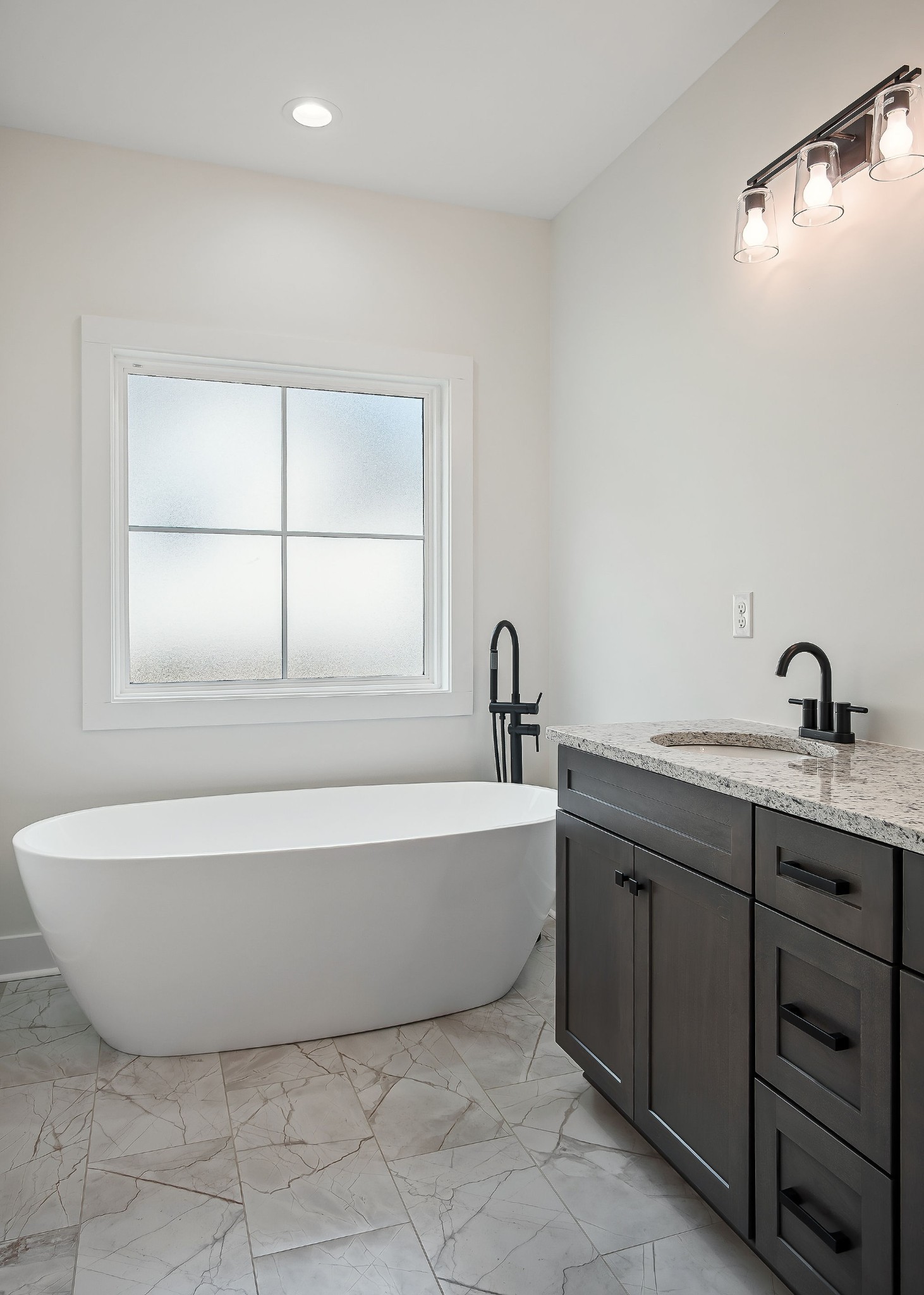 146 Simons Boulevard Morrison, TN 37357 - Photo 18 of 28 a spacious bathroom with a bathtub and sink