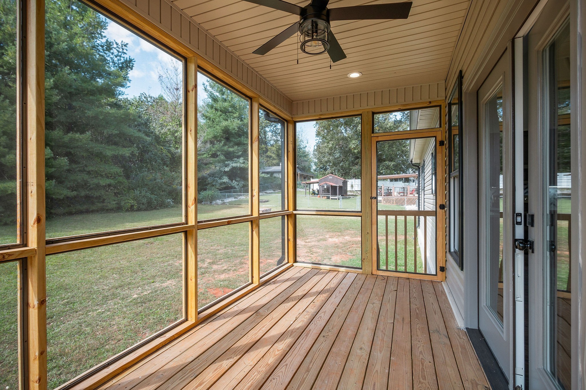 146 Simons Boulevard Morrison, TN 37357 - Photo 25 of 28 a view of a room with wooden floor and balcony