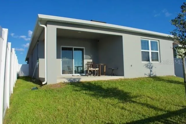 a view of a house with backyard and porch