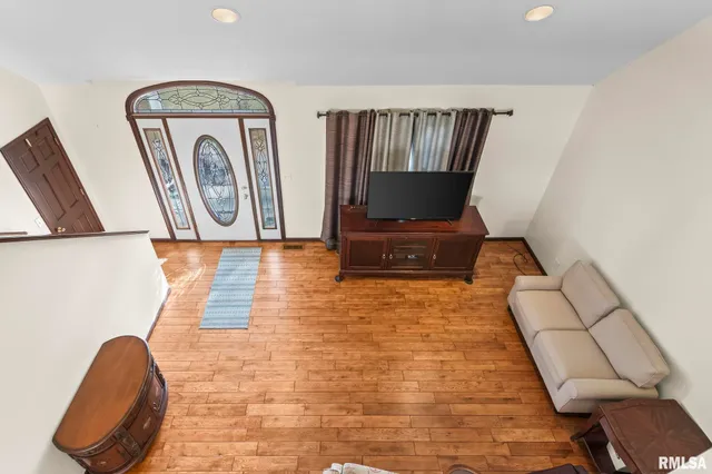 $500,000 | 7713 West Outer Road, Sherman, IL 62684