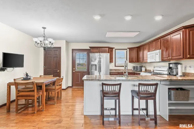 $500,000 | 7713 West Outer Road, Sherman, IL 62684