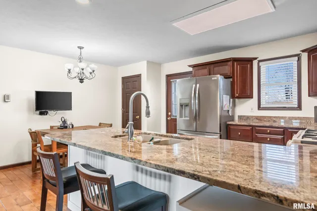 $500,000 | 7713 West Outer Road, Sherman, IL 62684