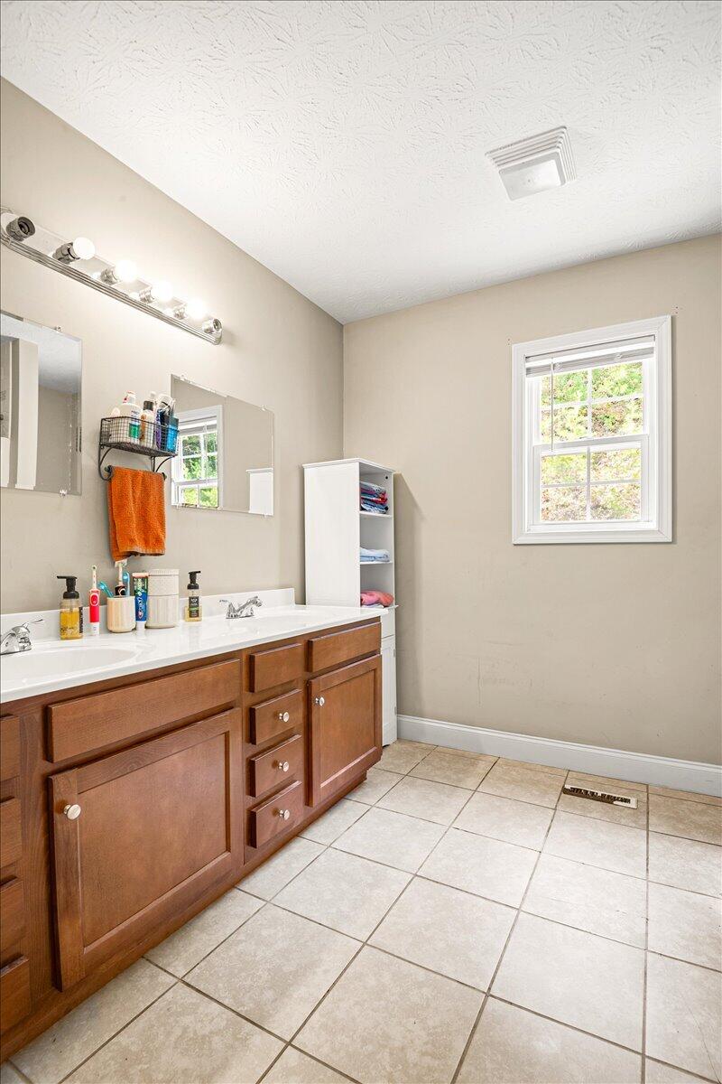 94 Stony Ridge Court Corbin, KY 40701 - Photo 18 of 33 19-Primary Bathroom